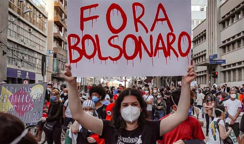 Na véspera do 31 de março, Bolsonaro chega para tumultuar o Brasil