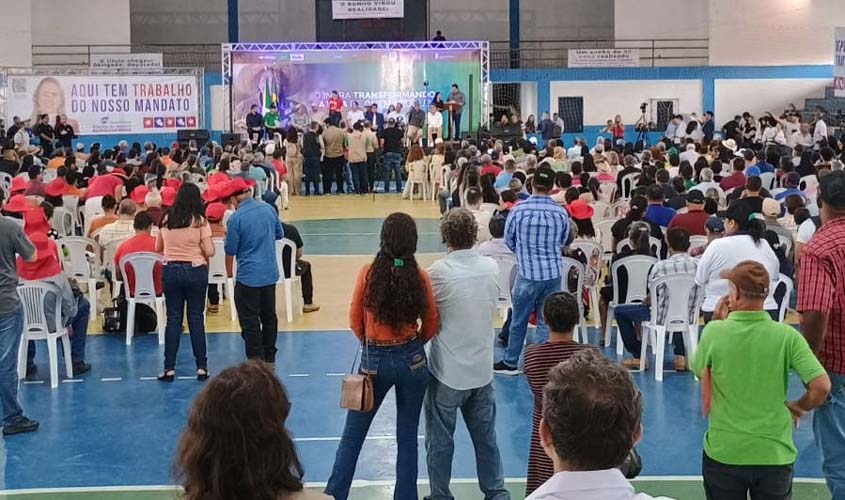 Cláudia de Jesus celebra entrega de títulos em Ji-Paraná