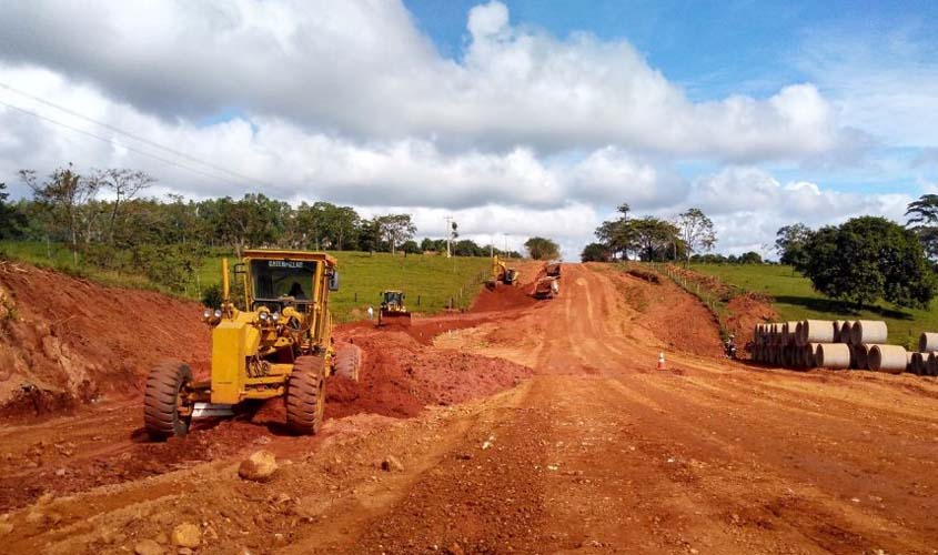 Asfaltamento da Rodovia do Boi, de Corumbiara a Vitória da União, é reiniciada após as chuvas