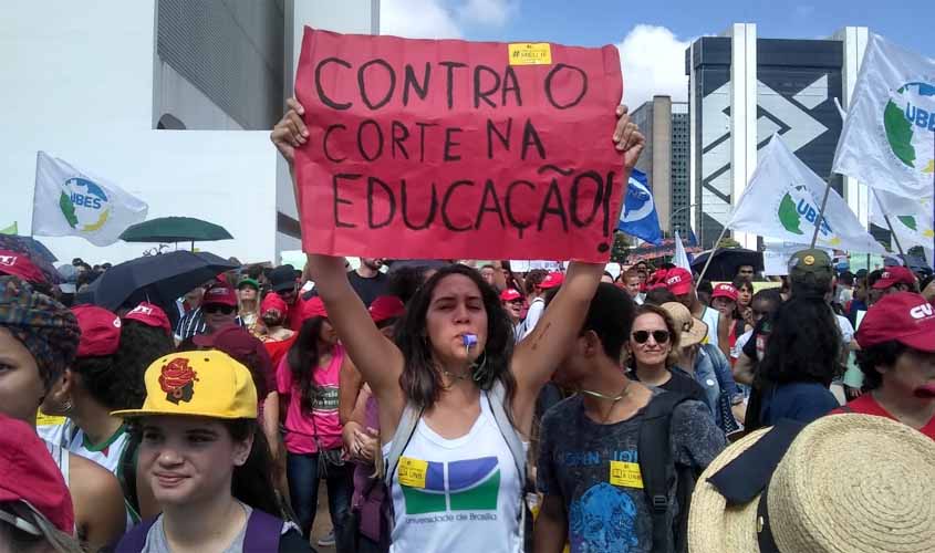 Manifestantes voltam às ruas por mais verbas para universidades