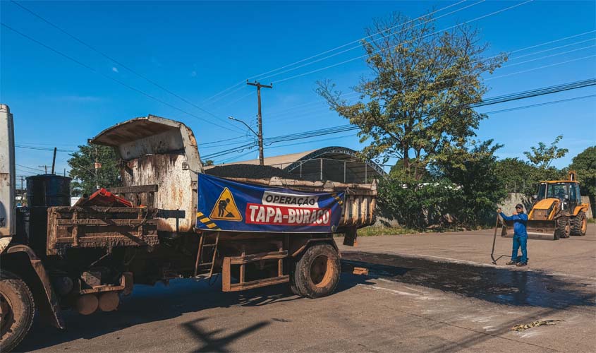 Bairro Liberdade recebe tapa-buraco e limpeza