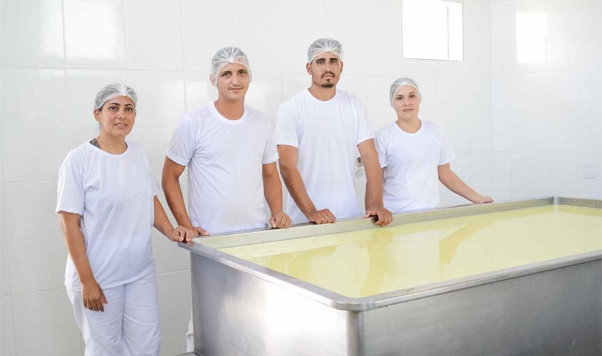 Semagri visita agroindústria de queijo na Linha 205