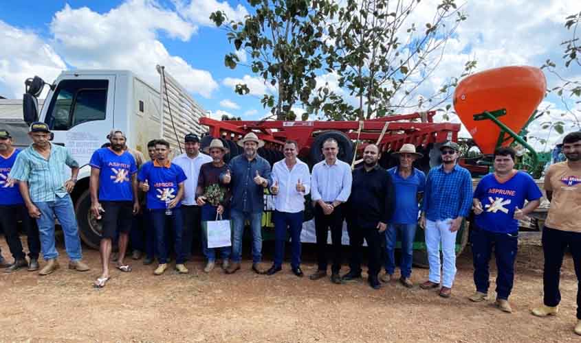 Presidente da Assembleia Legislativa participa da entrega de implementos agrícolas para onze associações em Buritis