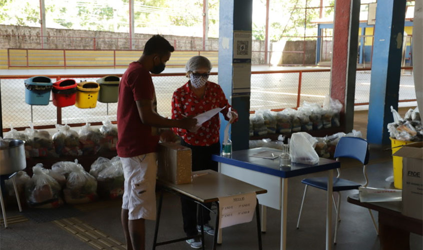 Prefeitura entrega de kits de alimentação e kits pedagógicos na escola Padre Chiquinho