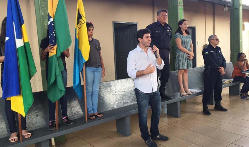 Maurício Carvalho conhece as atividades do projeto PM na Escola