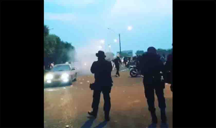 PM lança bomba de efeito moral para expulsar grupo que fazia festa com aglomeração em rua