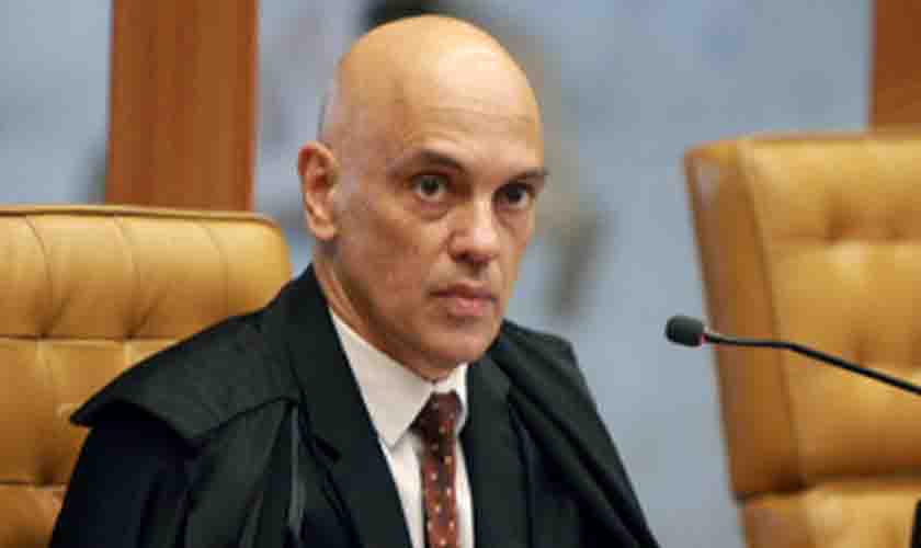 Ministro Alexandre de Moraes afasta delegado da condução do inquérito que apura suposta inferência de Bolsonaro na PF