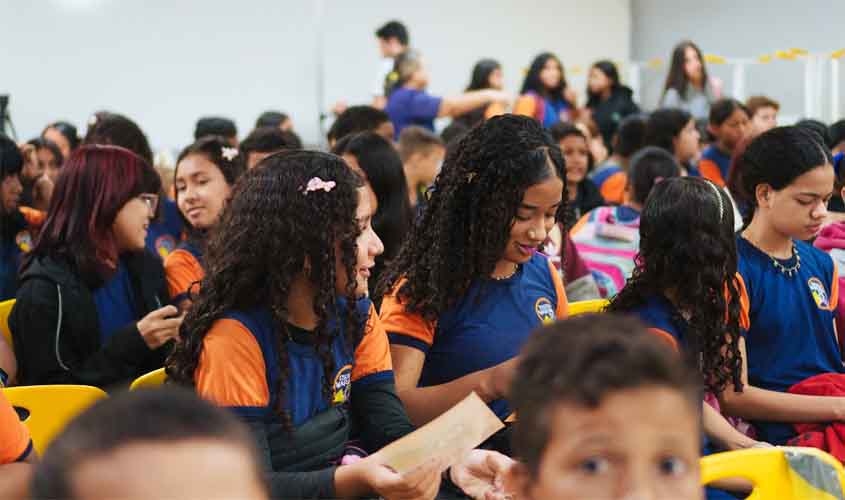 Escola da rede pública vira sala de cinema em ação do Festival Infantil de Animação, em Porto Velho