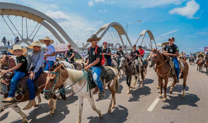 Cavalgada e escolha da rainha ExpoPorto abrem feira agropecuária na Capital 