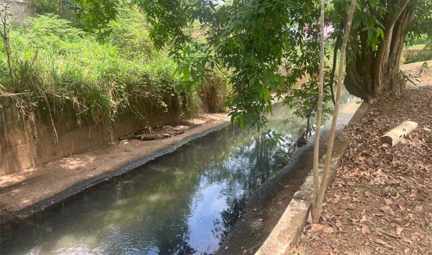 Prefeitura reforça limpeza de canal para prevenir alagamentos