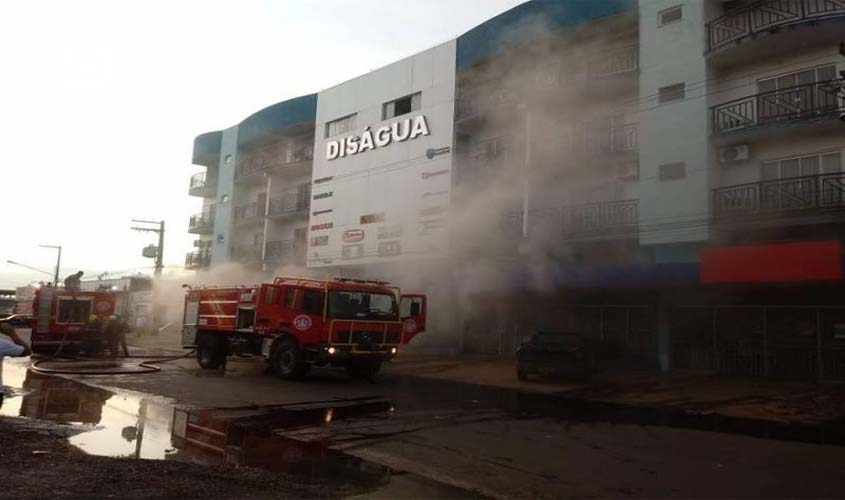 Incêndio atinge prédio no centro de Vilhena: Bombeiros mobilizados, moradores em pânico e bebê retirado pela janela