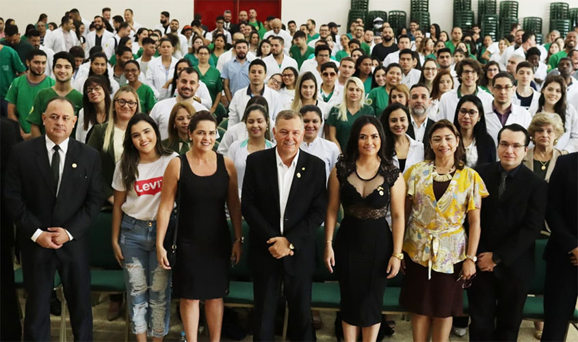 Mosquini se reúne com milhares de estudantes brasileiros de medicina, na defesa do Revalida 