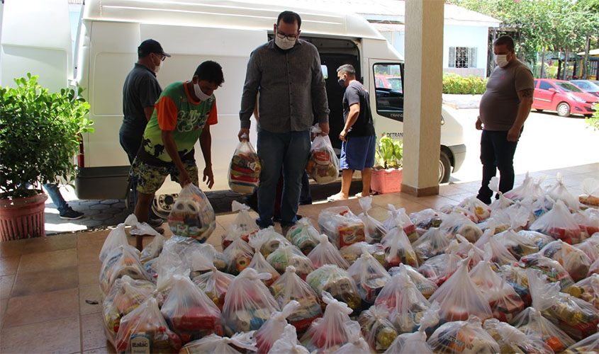 Detran Rondônia entrega cestas básicas em comemoração aos 35 anos da Autarquia; produtos foram arrecadados pelos servidores