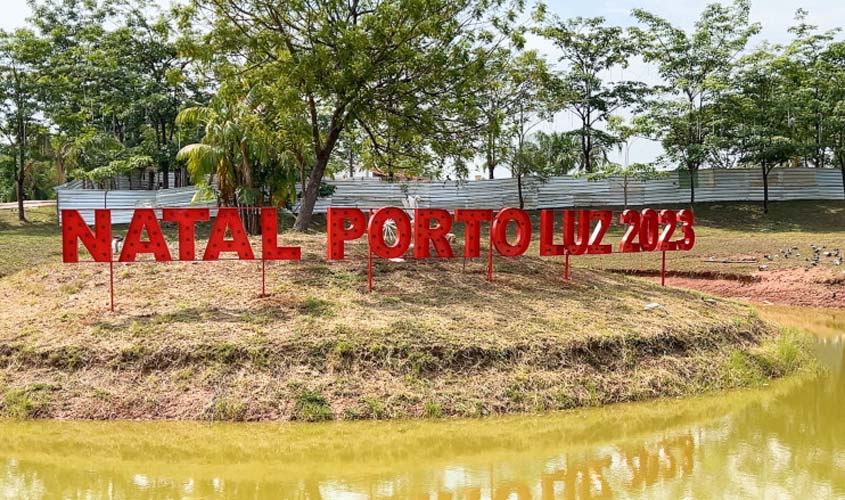 Equipes trabalham na decoração natalina 2023 do Parque da Cidade