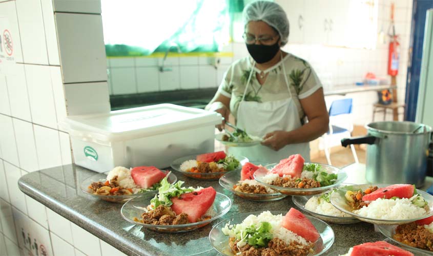 500 merendeiras alimentam alunos das escolas municipais