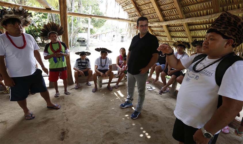 Ezequiel Júnior se reúne com lideranças em aldeia paiter suruí da Linha 9