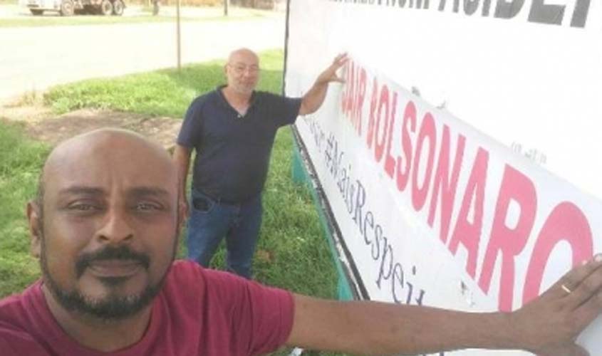 Petista e eleitor de Bolsonaro agem juntos e consertam out-door atacado por vândalos em Vilhena 