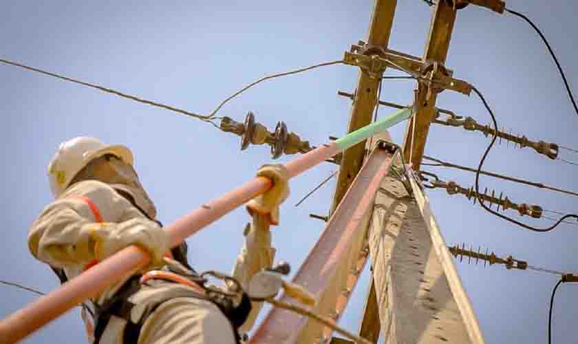 Morador de Candeias recebe de volta valor investido na construção de rede elétrica
