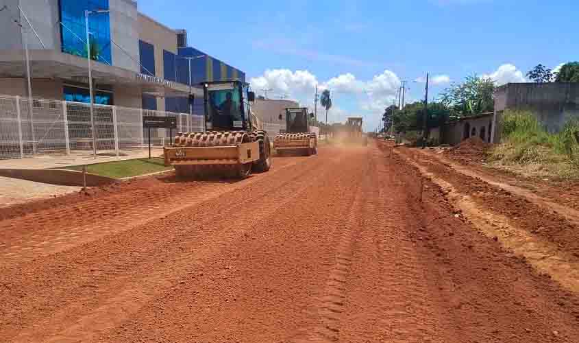 Pavimentação asfáltica em ruas próximas ao Hospital Regional é realizada pelo governo de RO