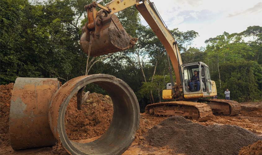 Desvio duplo de igarapé na Estrada do Santo Antônio começa a ser construído
