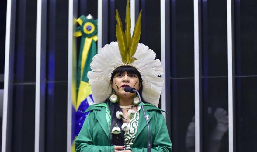 Indígenas classificam marco temporal de genocídio e protestam contra votação na Câmara 