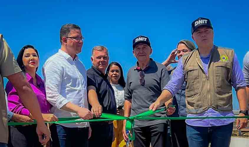 Com a entrega das obras do trecho urbano em Itapuã do Oeste, Confúcio Moura diz que nada é mais importante do que o povo de Rondônia