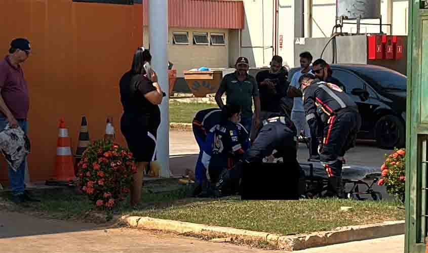 Caminhoneiro fica em estado grave após ser prensado por carreta em parede de hipermercado