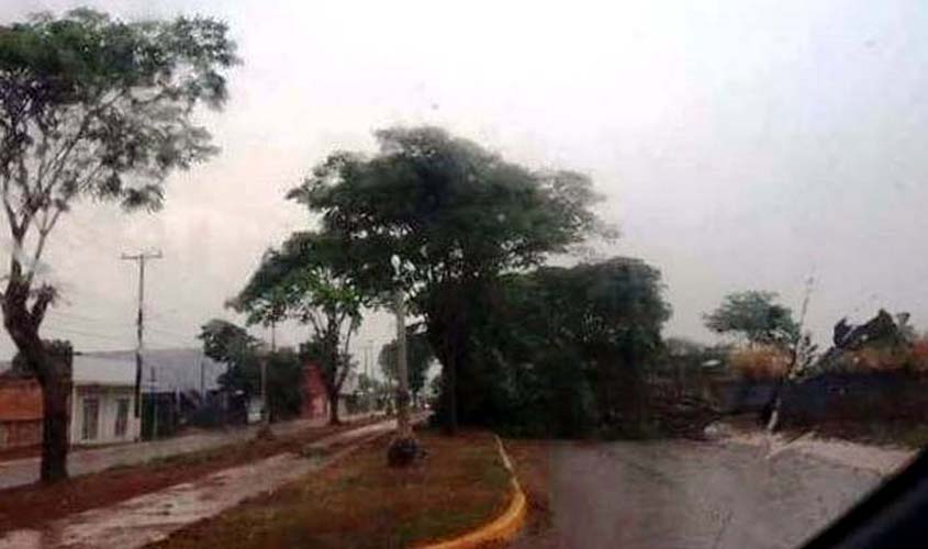 Chuva causa prejuízos em Vilhena: parte do forro do Park Shopping caiu; praça de alimentação foi isolada 