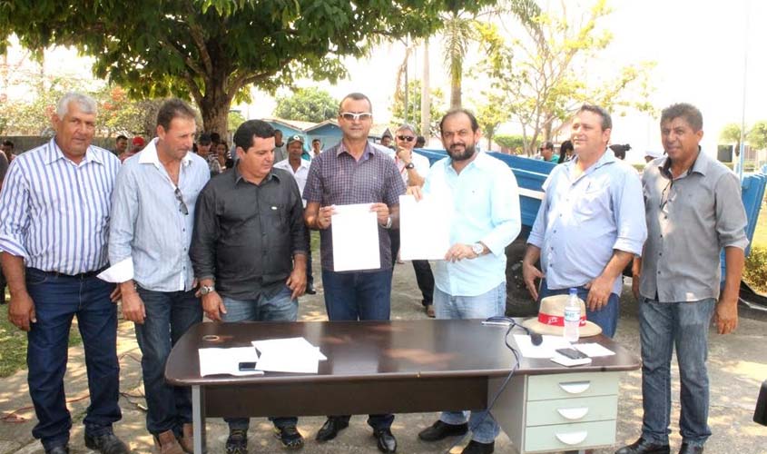 Laerte Gomes e prefeito Charles assinam convênios em Vale do Paraíso
