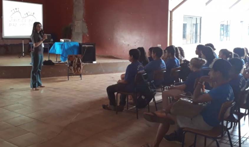 Ação da justiça em escola de Cerejeiras discute violência contra a mulher e aborda questões de gênero