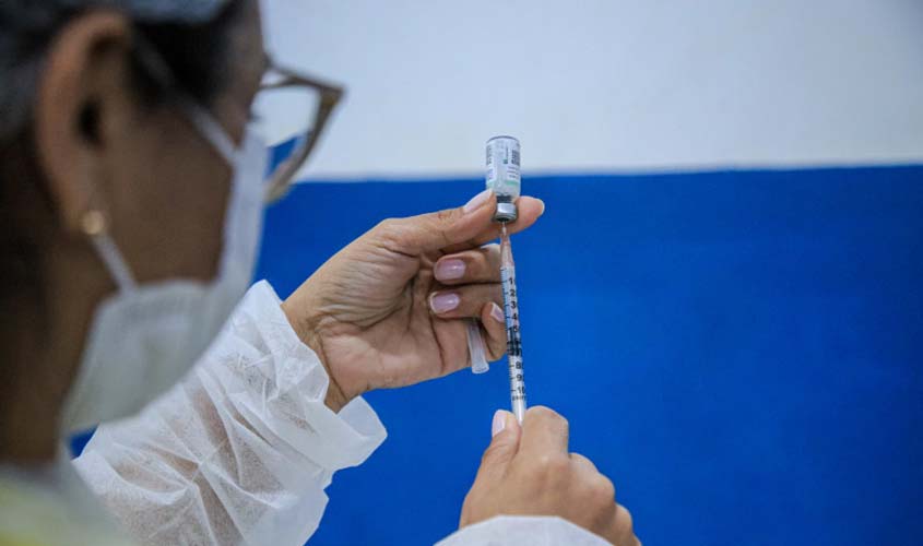 Público a partir de 18 anos já pode receber a 4ª dose da vacina contra a covid-19 em Porto Velho
