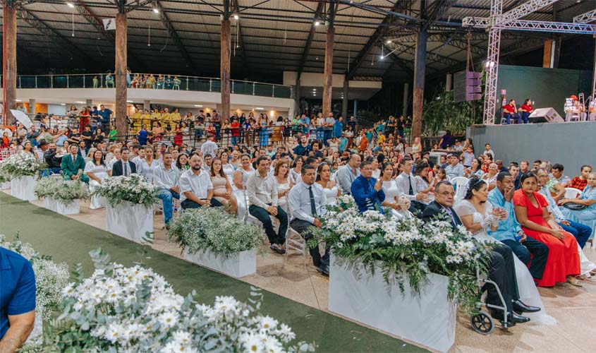 Histórias de amor marcam casamentos comunitários