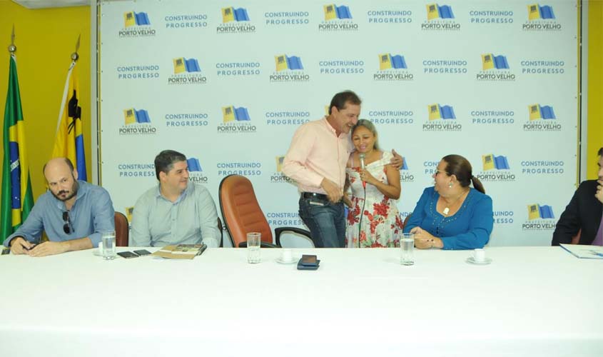 Dr Hildon Chaves recebe agradecimento de servidores