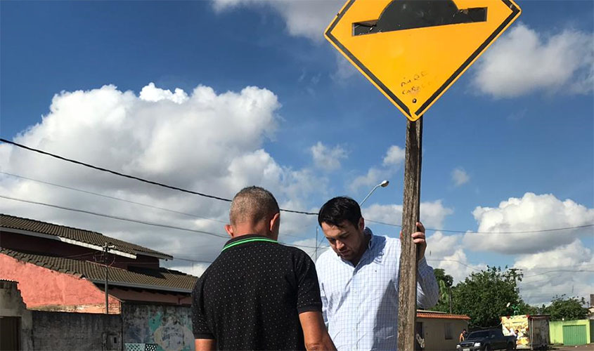 Márcio Oliveira realiza visita de fiscalização à sinalização às ruas laterais ao campo Bela Vista