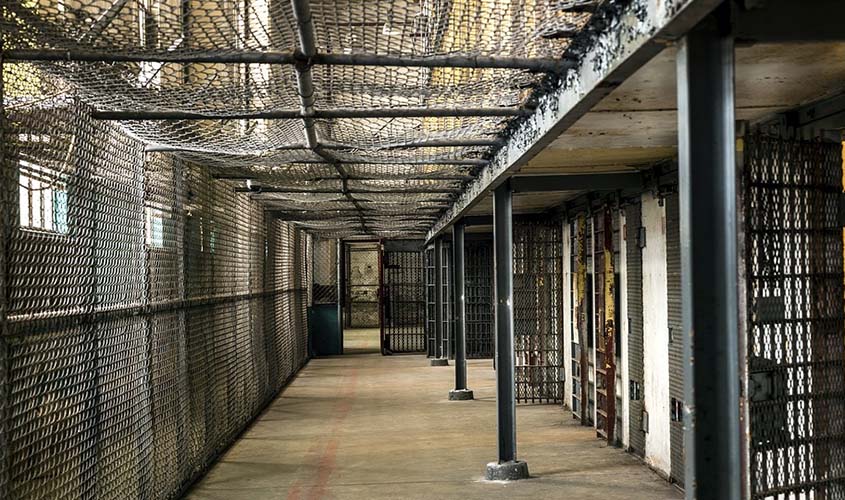 Lei do RJ sobre limite de permanência de presos provisórios em penitenciária é inconstitucional
