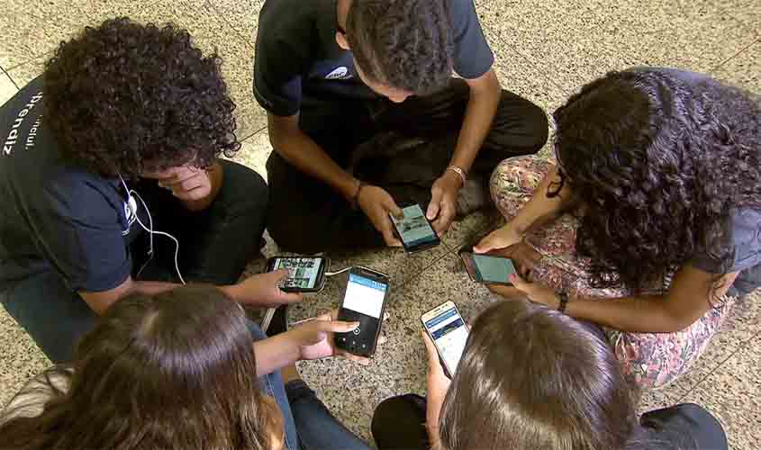 Escolas buscam soluções para regular o uso de celular pelos alunos