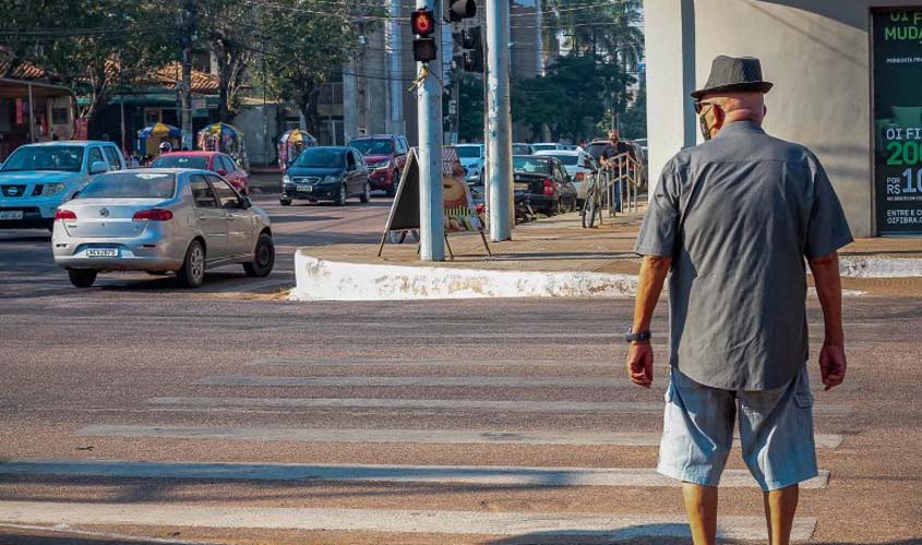 Estacionamento irregular gera multa e risco a pedestres