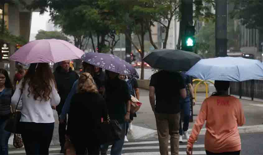 Capitais do país terão chuvas isoladas e céu nublado no Réveillon