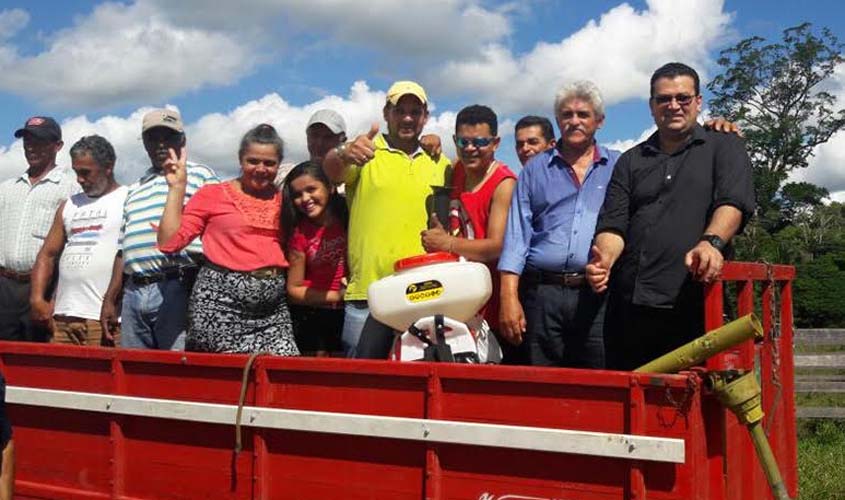Deputado Ezequiel Júnior entrega implementos agrícola para a Associação Linha Corrente