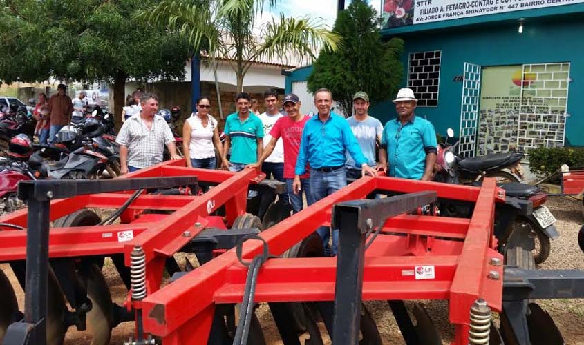 Deputado Lazinho entrega equipamentos agrícolas em Seringueiras