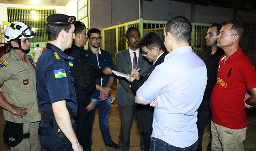 Agentes penitenciários seguram rebelião durante Motim no Ênio Pinheiro 