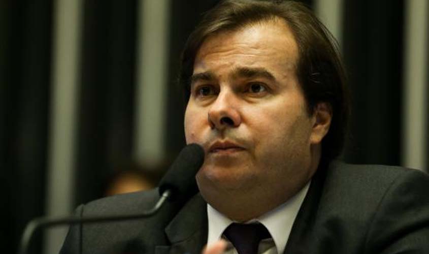 Rodrigo Maia admite suspender recesso para votar eventual denúncia contra Temer