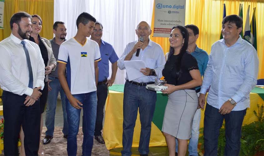Cleiton Roque participa de entrega de netbooks e destaca visão futurística do governador
