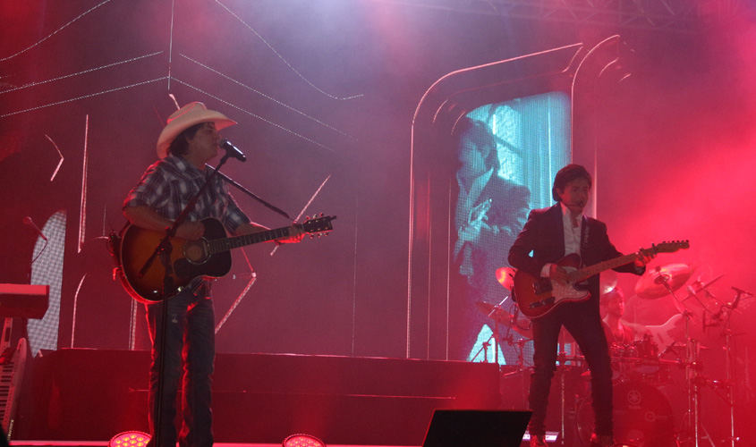 Chitãozinho e Xororó relembram sucessos no palco da Expojipa