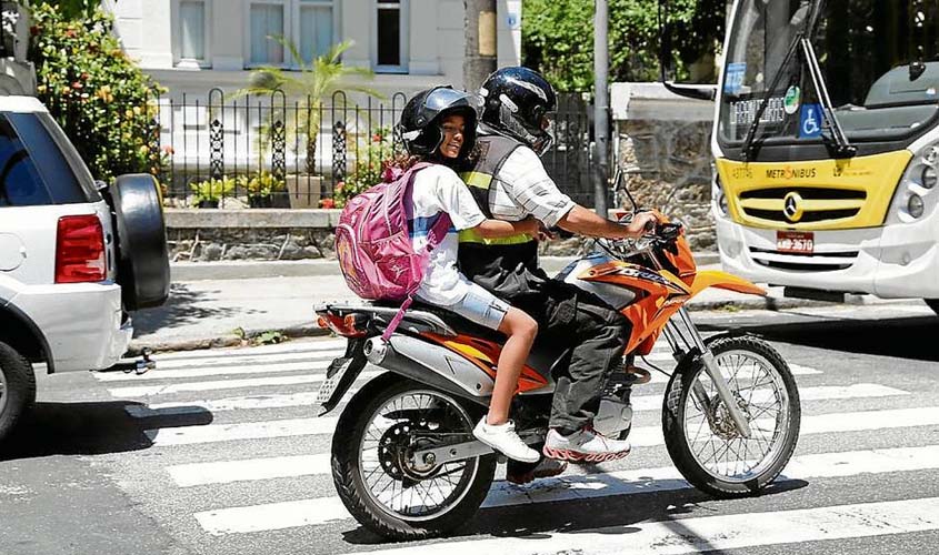 Câmara aprova aumento para 11 anos da idade mínima de criança em moto