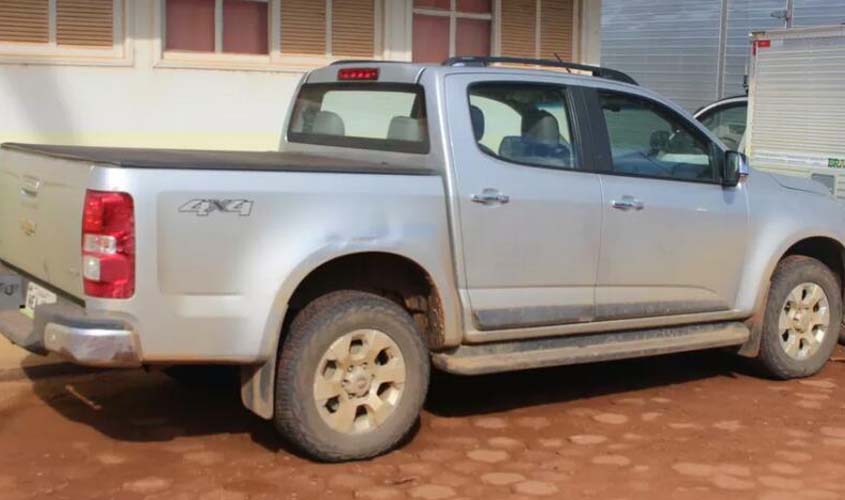 Duas caminhonetes roubadas em Rondônia são achadas na fronteira com a Bolívia