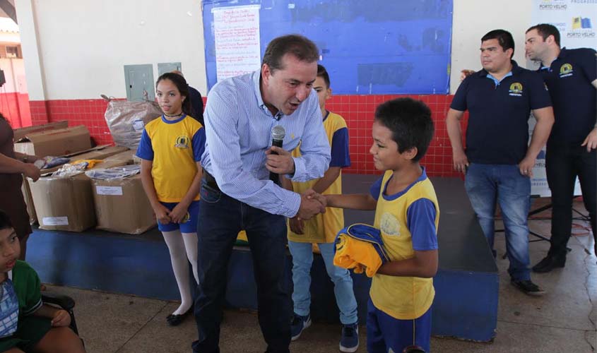 Prefeito entrega uniformes a alunos da rede municipal