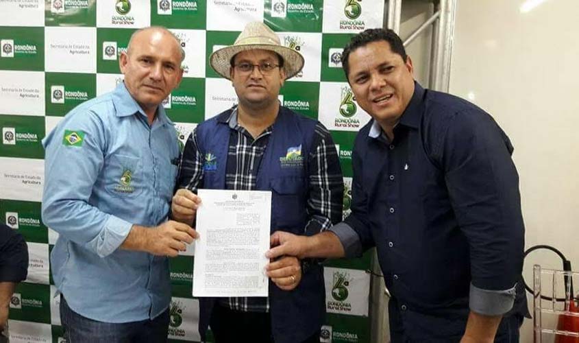 Ezequiel Junior entrega emenda de R$180 mil para Theobroma durante Rondônia Rural Show