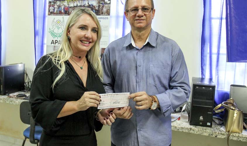 Apae e Casa Família Roseta recebem doação de salário do prefeito dr Hildon