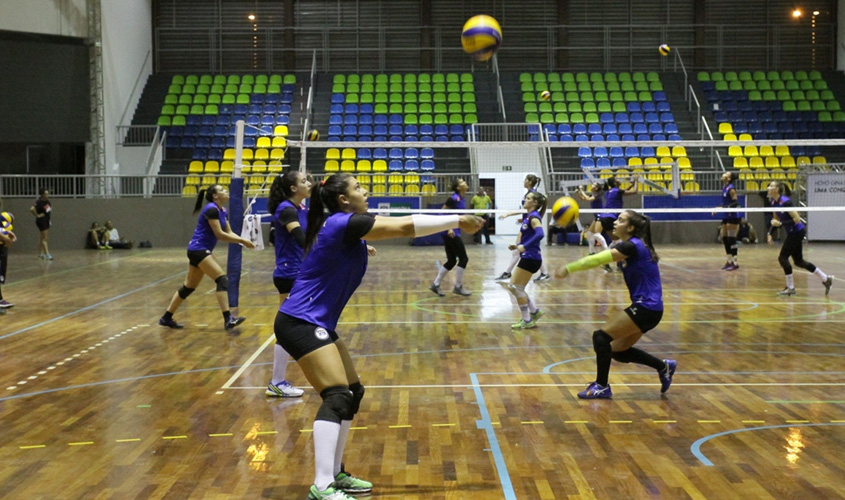 Times de vôlei que jogarão na reinauguração do Claudio Coutinho fazem treino de reconhecimento de quadra